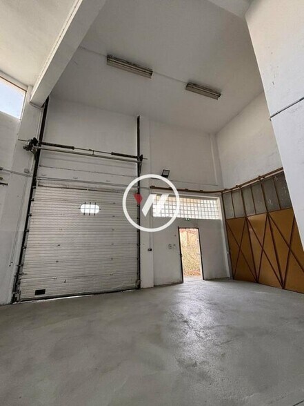 Flex in Marseille for sale - Interior Photo - Image 2 of 9