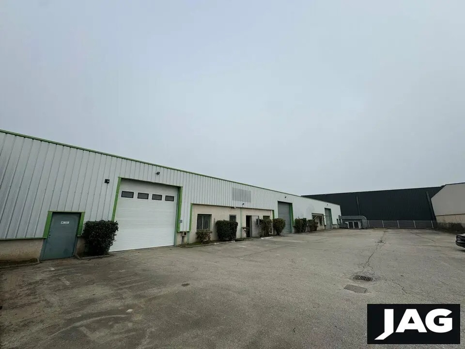 Flex in Pusignan for lease Building Photo- Image 1 of 11