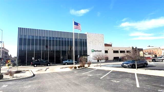 110 E Charles St, Muncie, IN à vendre - Photo du bâtiment - Image 2 de 20