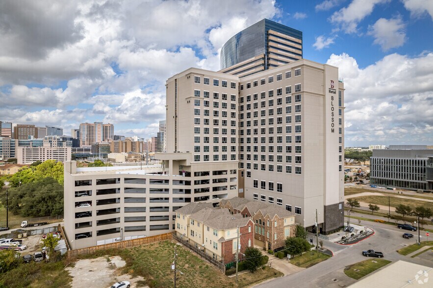 7118 Bertner Ave, Houston, TX à louer - Photo du bâtiment - Image 2 de 4