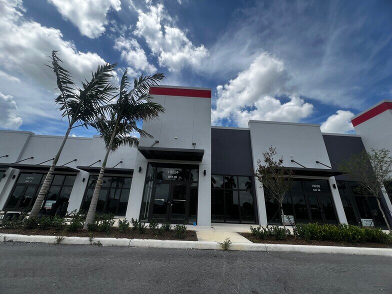 19184 NW 27th Ave, Miami Gardens, FL à louer - Photo du bâtiment - Image 1 de 2