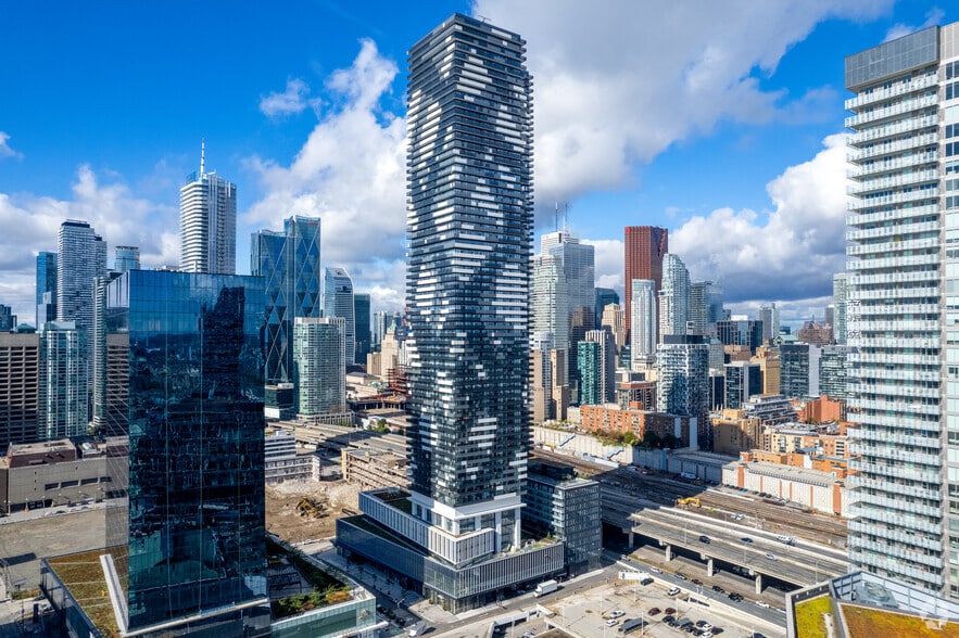 95 Lake Shore Blvd E, Toronto, ON à louer - Photo du bâtiment - Image 2 de 4