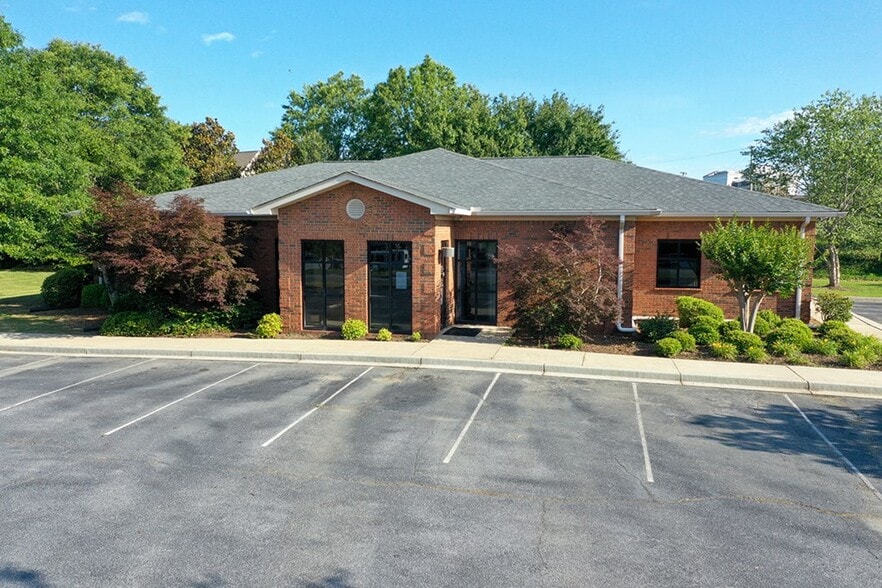 202 Overland Dr, Greenwood, SC for sale - Primary Photo - Image 1 of 35