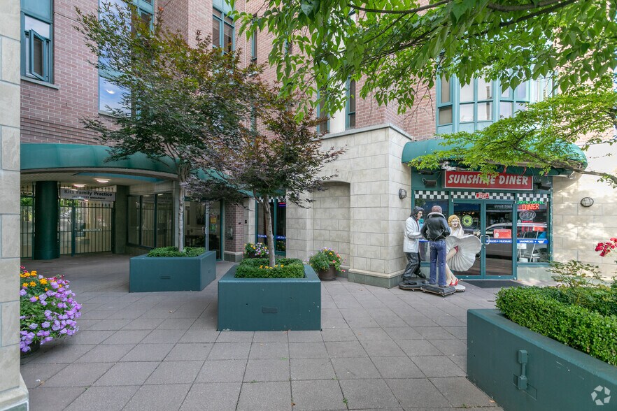 2649-2685 W Broadway, Vancouver, BC à vendre - Photo du bâtiment - Image 3 de 7