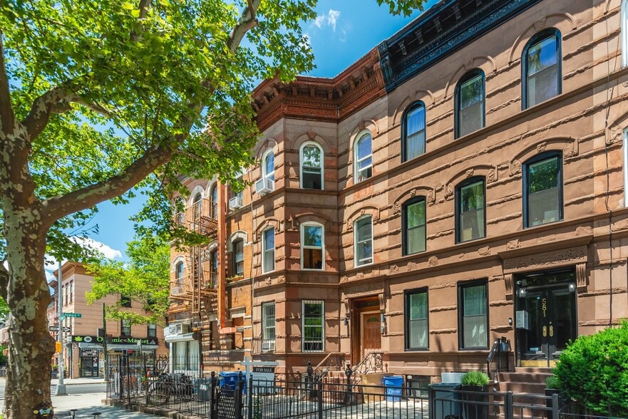 579 Decatur St, Brooklyn, NY for sale - Building Photo - Image 2 of 39