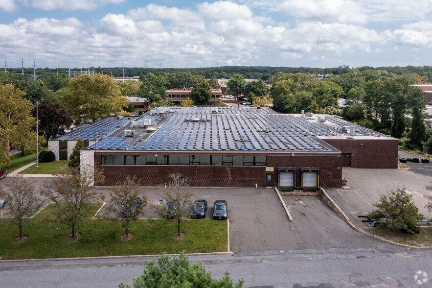 40 Rabro Dr, Hauppauge, NY for lease - Building Photo - Image 3 of 8