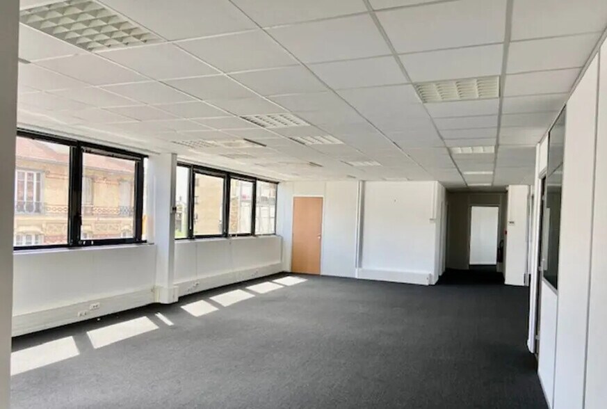 Bureau dans Boulogne-Billancourt à louer - Photo du bâtiment - Image 3 de 9