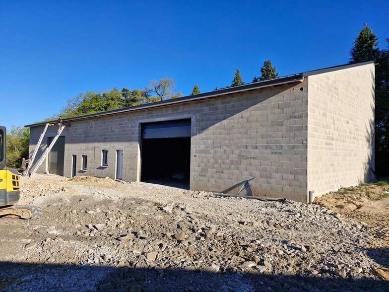 Industrial in Eyjeaux for lease - Building Photo - Image 3 of 3
