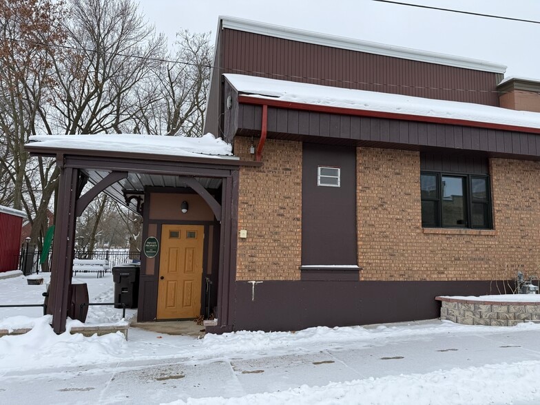 106 Water St, Lake Mills, WI à vendre - Photo du bâtiment - Image 3 de 22