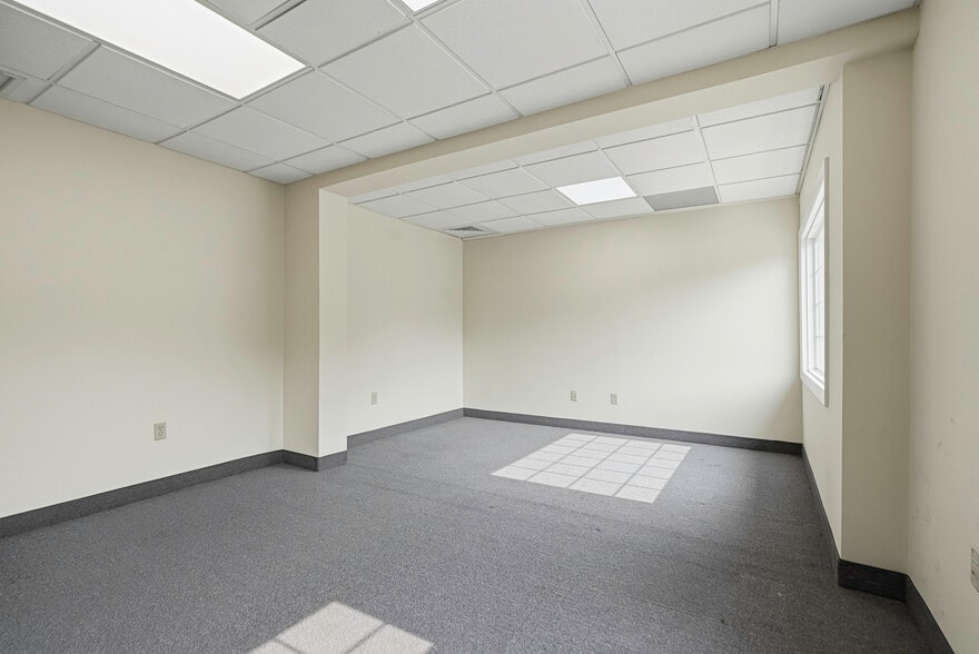 37 Pierce St, Northborough, MA for sale - Building Photo - Image 2 of 42
