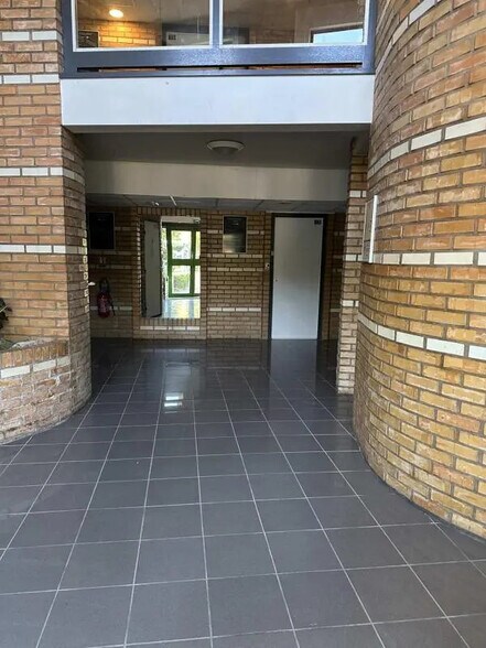 Bureau dans Champs-sur-Marne à louer - Photo du bâtiment - Image 2 de 9