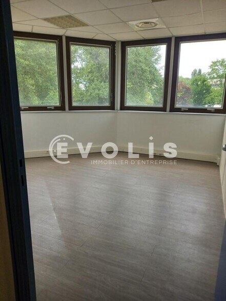 4-6 Avenue De Chavailles, Bruges for lease - Interior Photo - Image 3 of 7