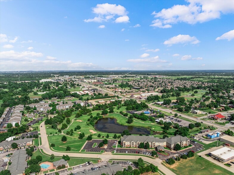 355 E Pebble Creek Ter, Mustang, OK for sale - Building Photo - Image 3 of 69