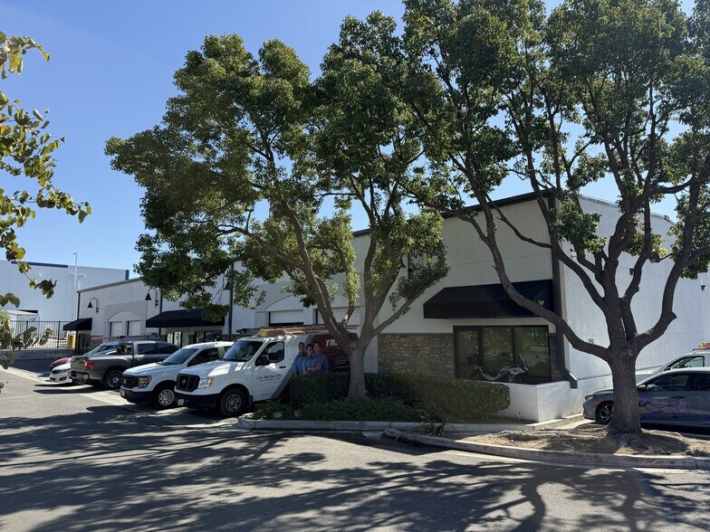 1614 E Holt Blvd, Ontario, CA à louer - Photo du bâtiment - Image 2 de 4