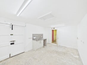 44 Waterside St, Strathaven for lease Interior Photo- Image 2 of 2