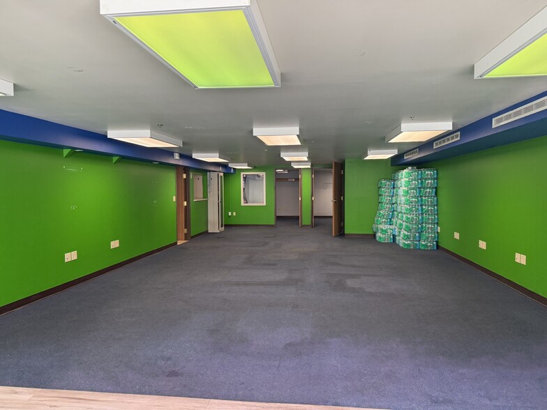 215 Stanton Ave, Ames, IA for lease - Building Photo - Image 3 of 6