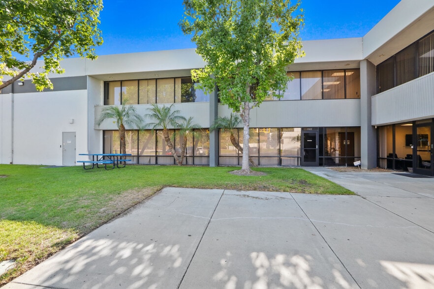 1555-1565 S Sinclair St, Anaheim, CA for lease - Building Photo - Image 3 of 6