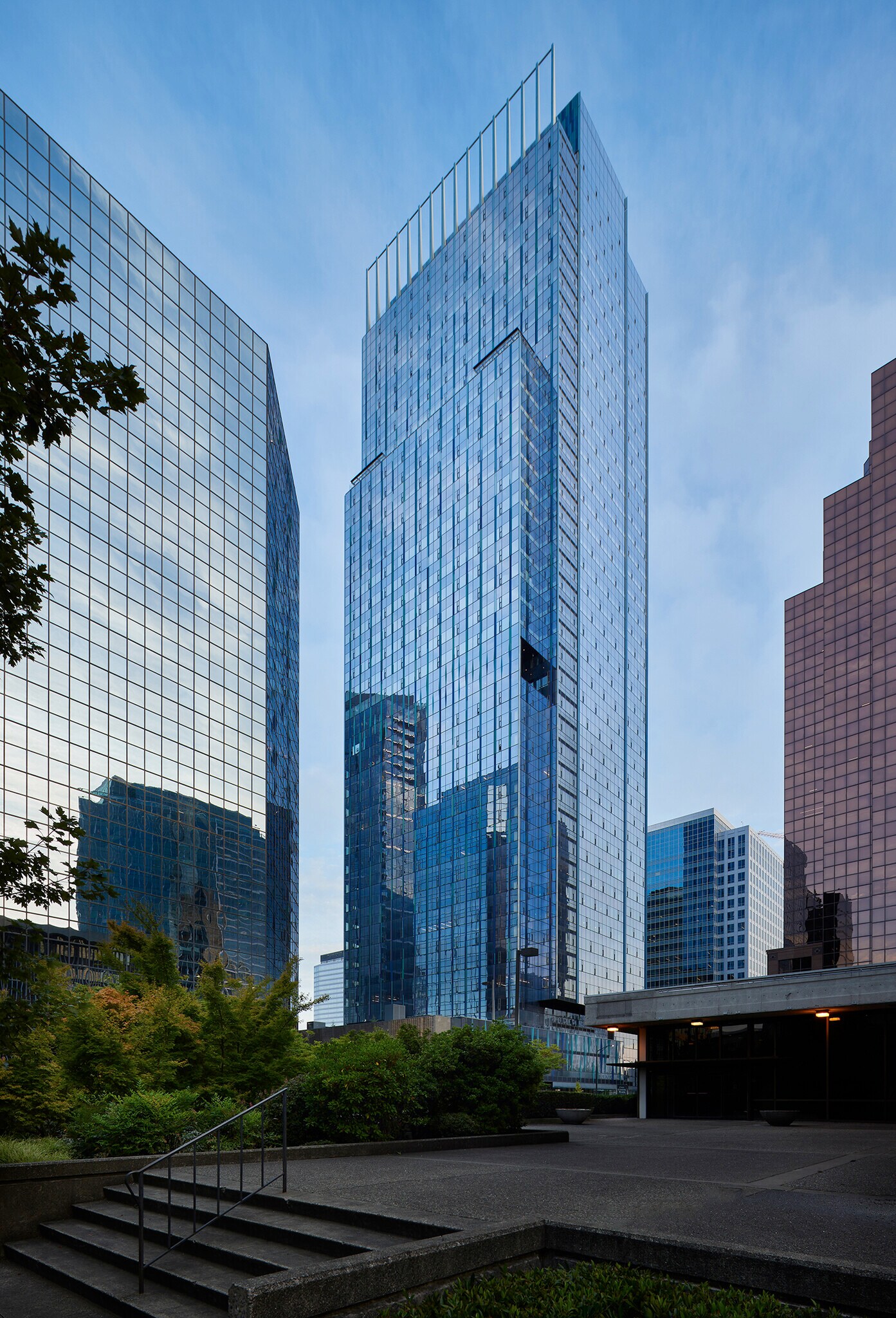 555 108th Ave NE, Bellevue, WA for lease Building Photo- Image 1 of 7