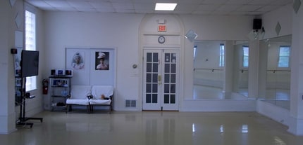 667 Central Ave, Highland Park, IL for lease Interior Photo- Image 2 of 6