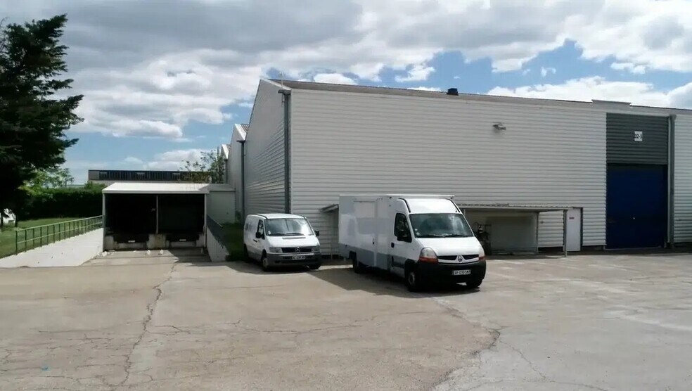 Flex in Nîmes for lease - Interior Photo - Image 3 of 4