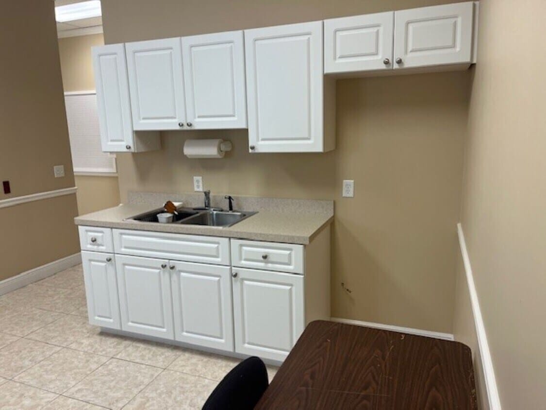 9035 Americana Rd, Vero Beach, FL 32966 - Unité 18 - - Photo intérieure - Image 2 of 3