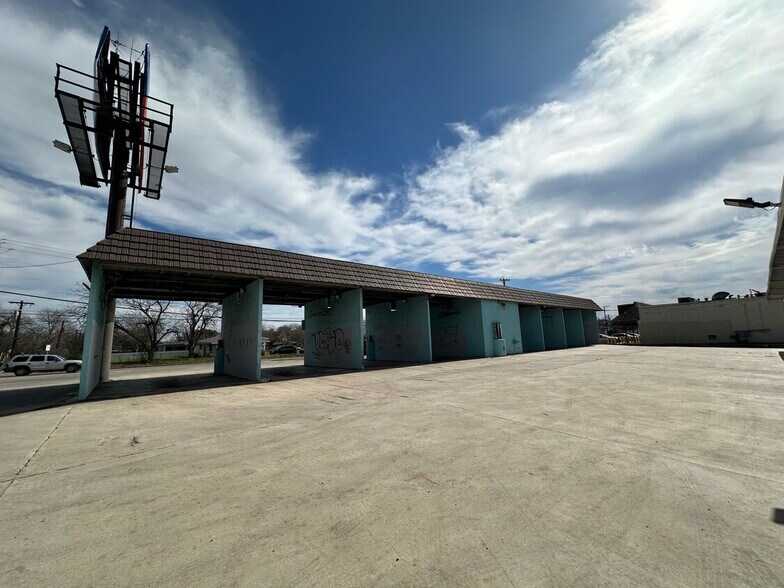 327 Saint Cloud Rd, San Antonio, TX for lease - Building Photo - Image 2 of 5