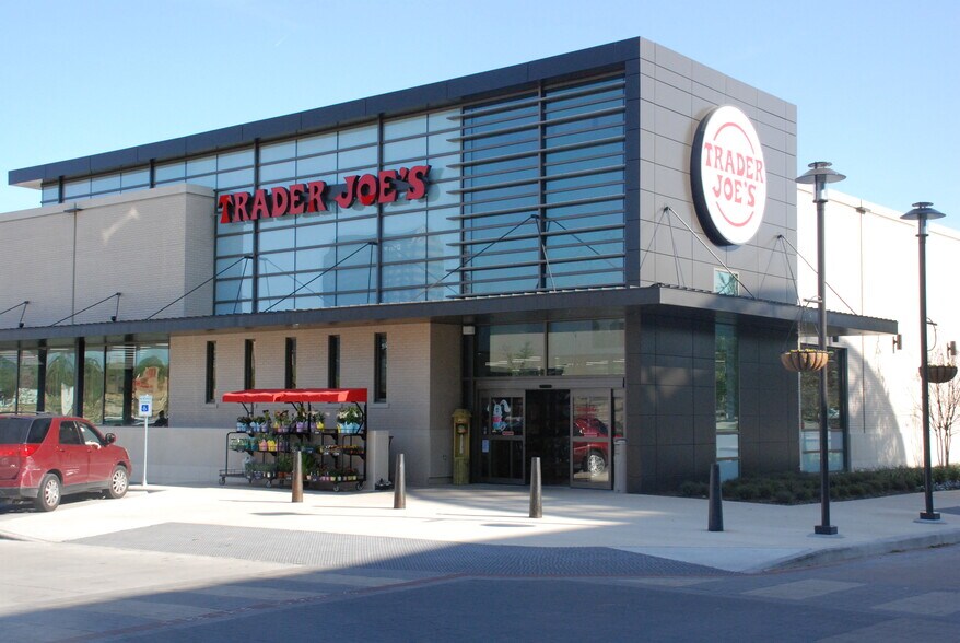 7859 Walnut Hill Ln, Dallas, TX à louer - Photo du bâtiment - Image 2 de 8