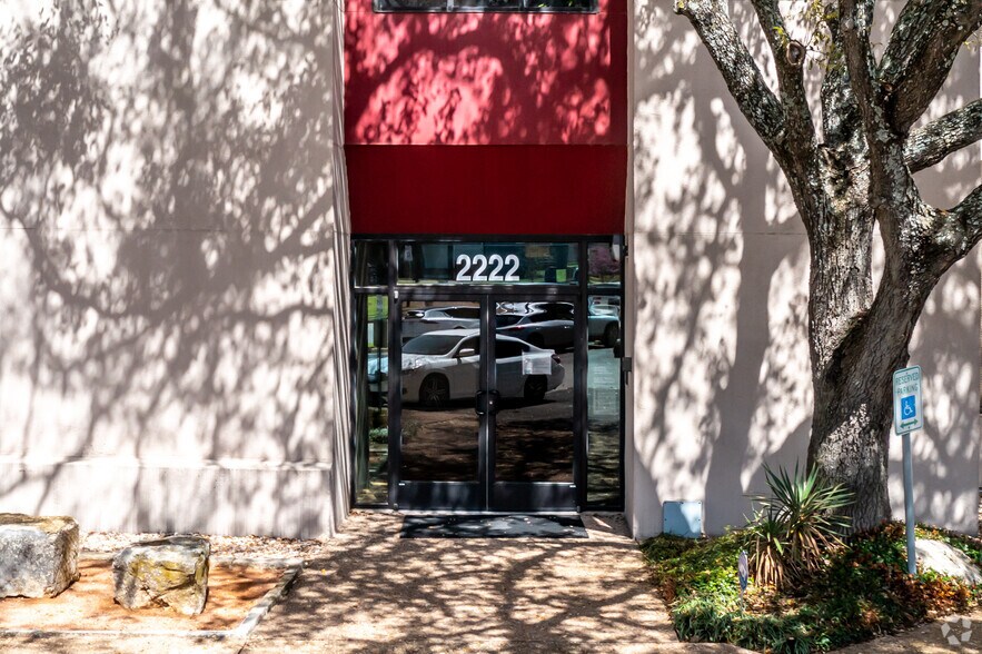 2222 Western Trails Blvd, Austin, TX à louer - Photo du bâtiment - Image 3 de 6