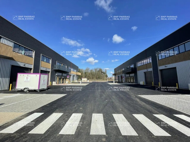 Flex in Chalifert for lease - Building Photo - Image 1 of 6