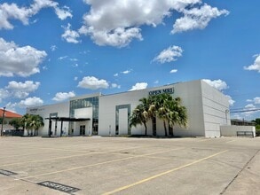 209 W Village Blvd, Laredo, TX à louer Photo du bâtiment- Image 2 de 32