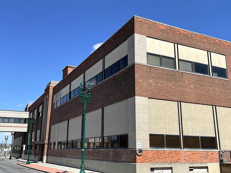 Erie Blvd Portfolio Sale portefeuille de 3 propriétés à vendre sur LoopNet.ca - Photo du bâtiment - Image 3 de 26