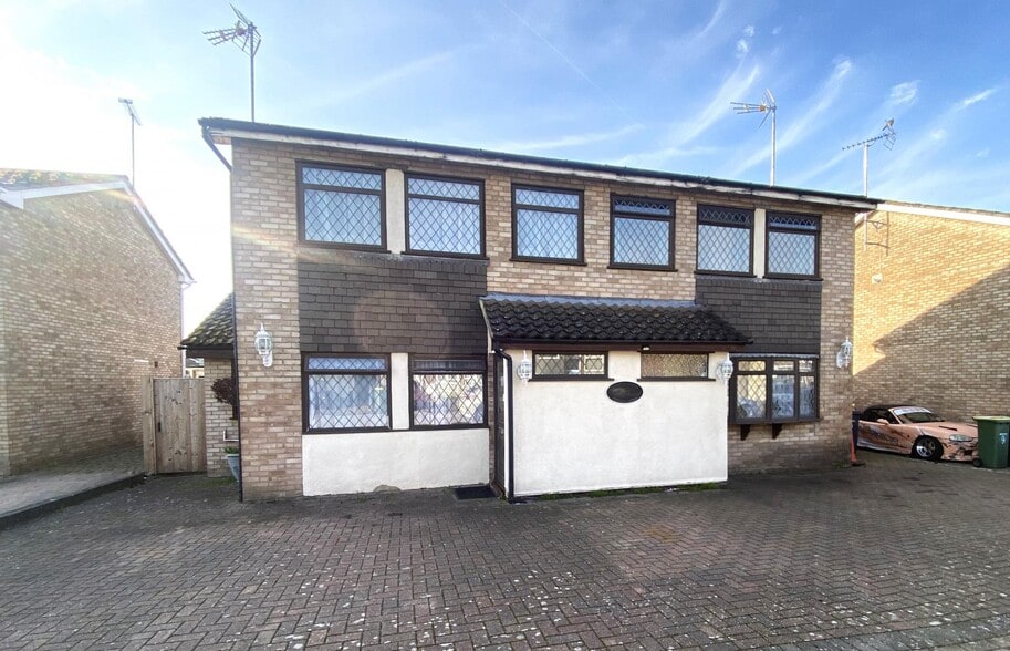 3 Dorset Gardens, Rochford for sale - Primary Photo - Image 1 of 1