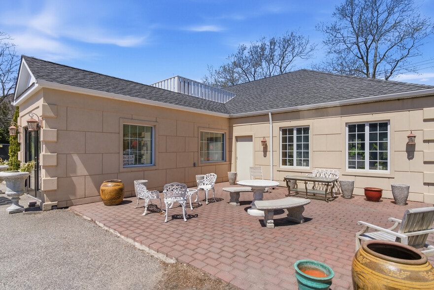 131 W Montauk Hwy, Hampton Bays, NY for sale - Building Photo - Image 3 of 10