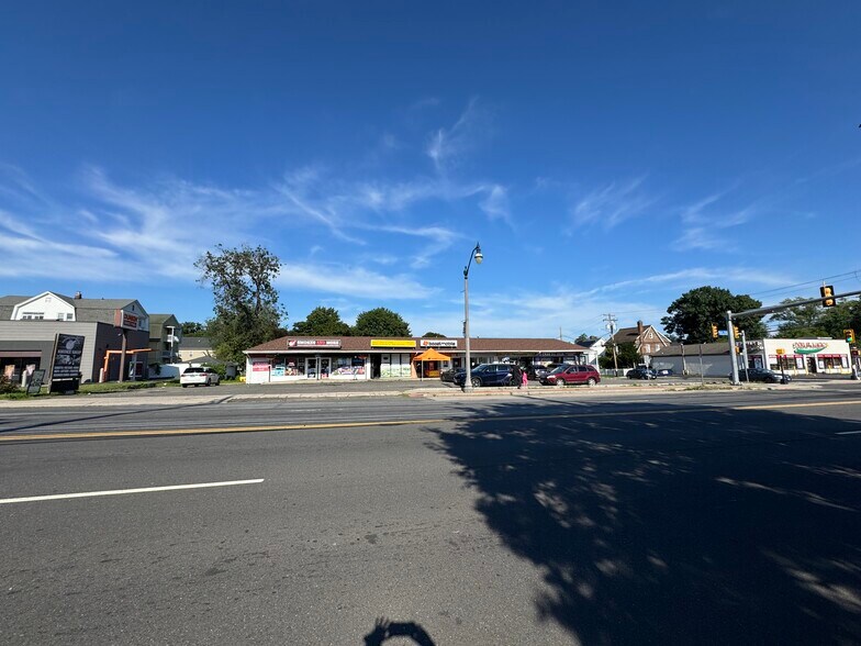 4086-4108 Main St, Bridgeport, CT à louer - Photo du bâtiment - Image 2 de 4