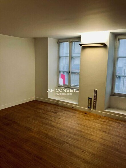 Office in Versailles for lease - Interior Photo - Image 3 of 4