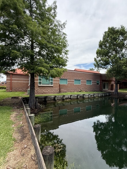 215 Oak Dr S, Lake Jackson, TX for sale - Building Photo - Image 3 of 13