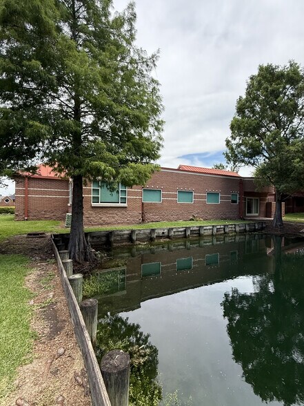 215 Oak Dr S, Lake Jackson, TX à vendre - Photo du bâtiment - Image 3 de 13