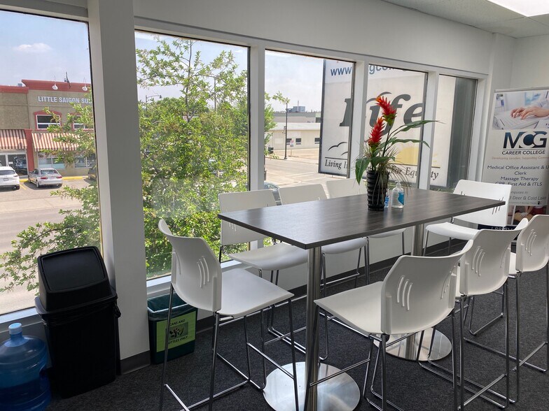 4806 Av 51, Red Deer, AB à vendre - Photo du bâtiment - Image 3 de 11