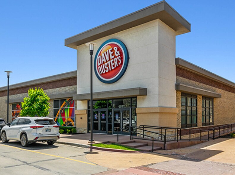 6811 W 135th St, Overland Park, KS à vendre - Photo du bâtiment - Image 1 de 6