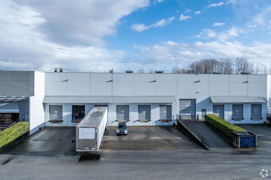 8055-8067 North Fraser Way, Burnaby, BC à louer - Photo du bâtiment - Image 2 de 4