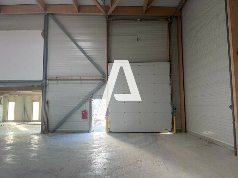 Flex in Courtry for lease - Building Photo - Image 1 of 4