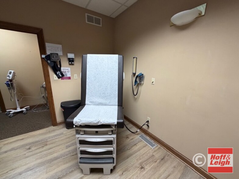 1037 N Main St, Akron, OH for lease - Building Photo - Image 3 of 10