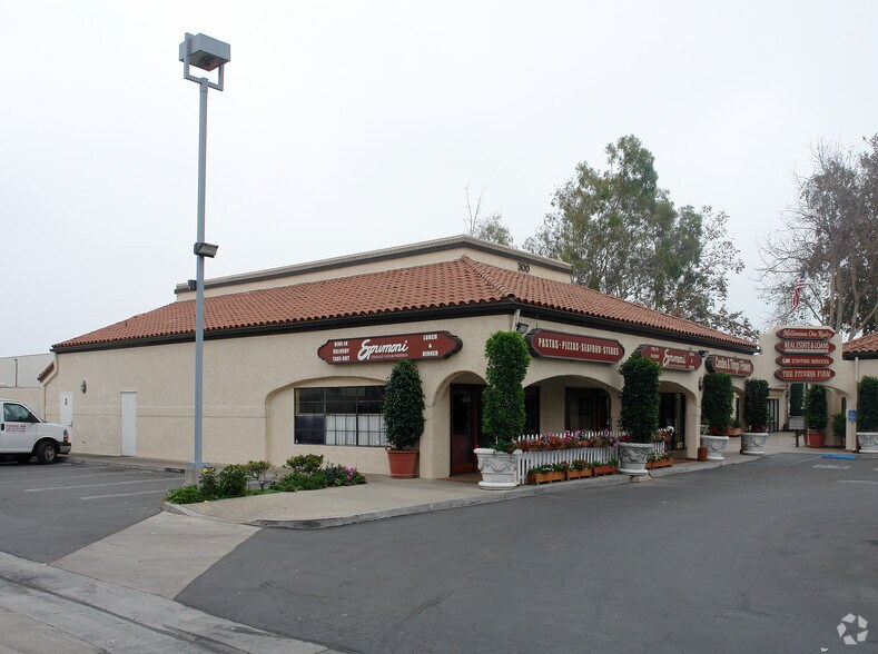 330-390 N Lantana St, Camarillo, CA for lease - Building Photo - Image 2 of 4