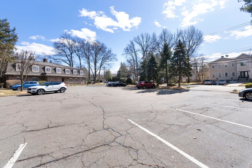 135 County Rd, Cresskill, NJ for lease - Building Photo - Image 2 of 6