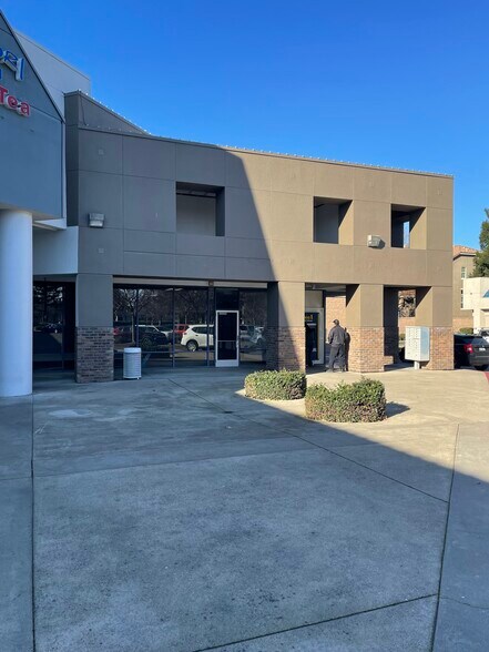 2550 W El Camino Ave, Sacramento, CA à louer - Photo du bâtiment - Image 3 de 10