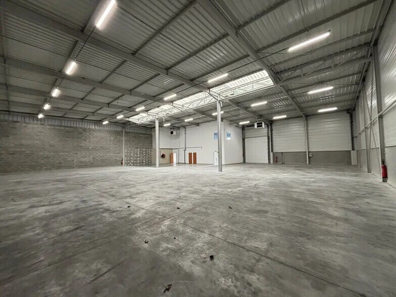 Flex dans Saint-Priest à louer - Photo du bâtiment - Image 3 de 15