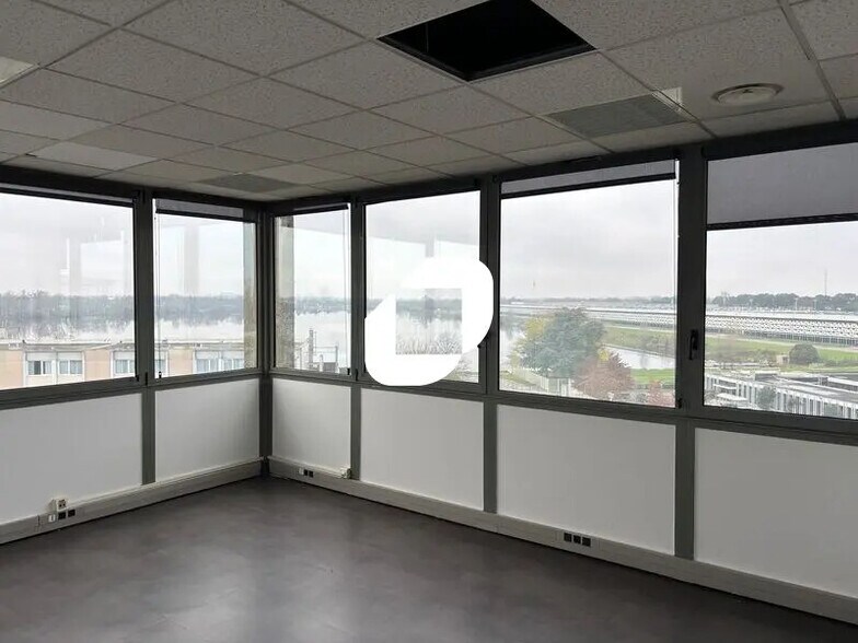 Office in Bordeaux for lease - Building Photo - Image 2 of 16