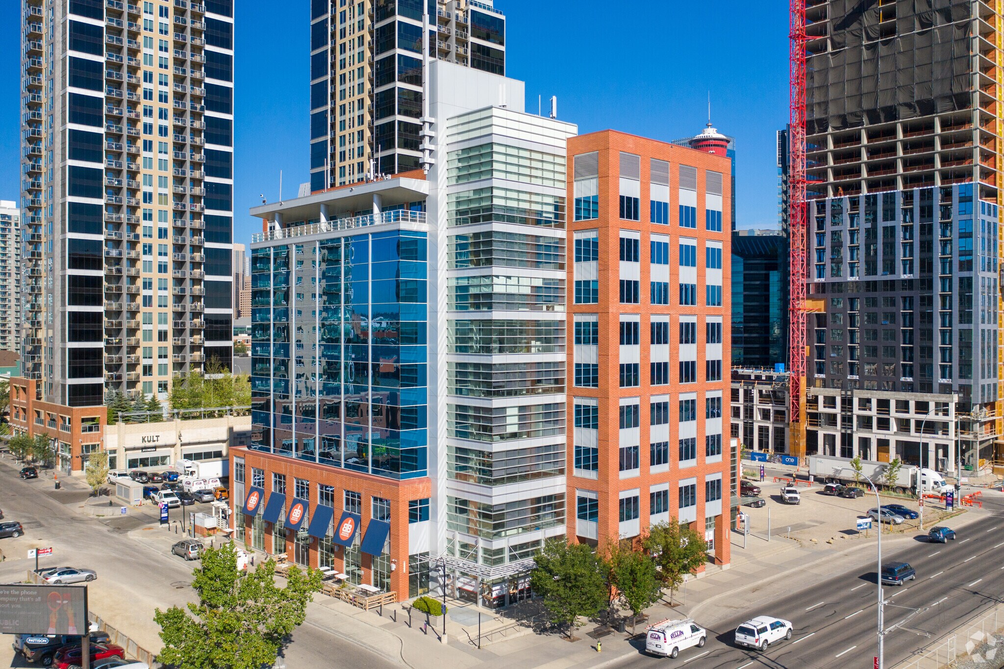 1331 Macleod Trl SE, Calgary, AB à louer Photo du bâtiment- Image 1 de 4