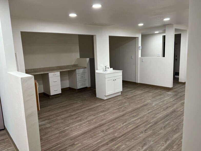 1761 W Romneya Dr, Anaheim, CA à louer - Photo du bâtiment - Image 2 de 21