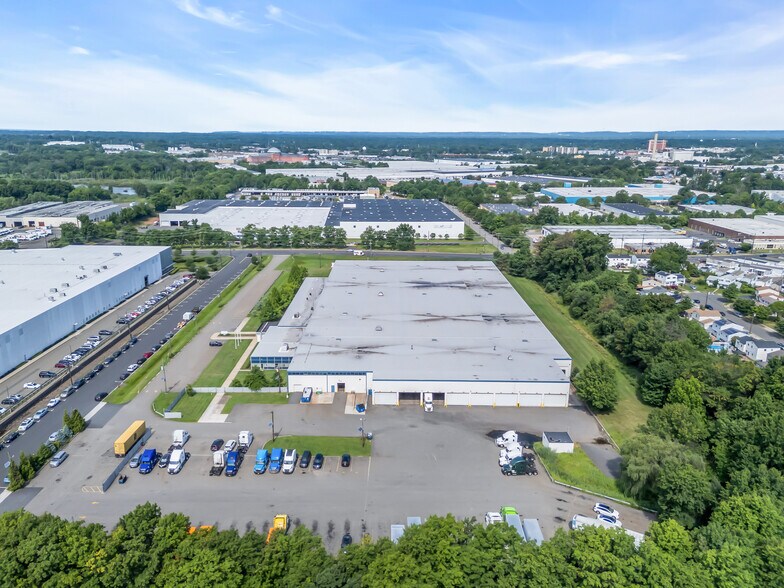 100 Milik St, Carteret, NJ à louer - Photo du bâtiment - Image 2 de 3